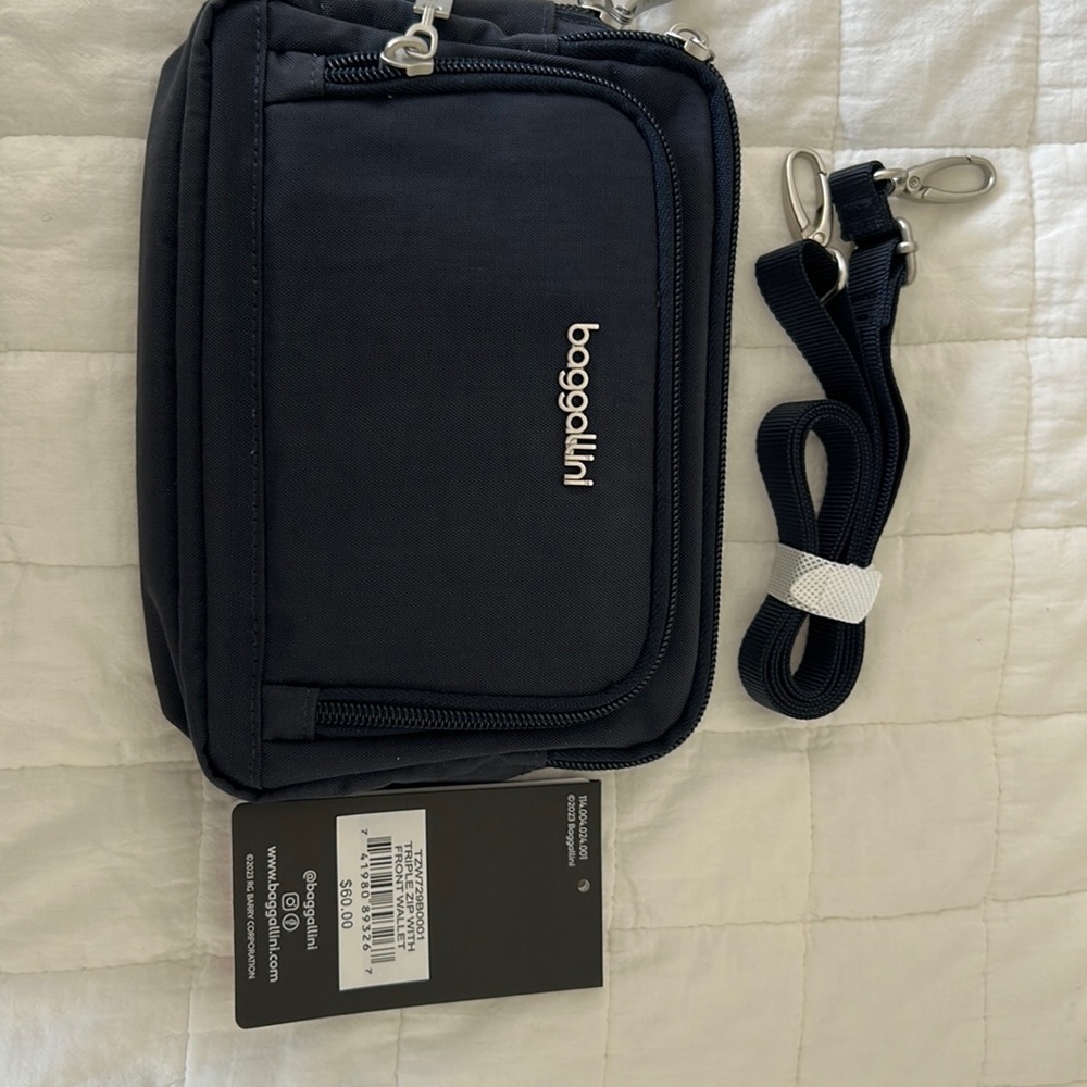 Baggallini triple zipper travel bag. Shoulder for belt bag. Navy color
